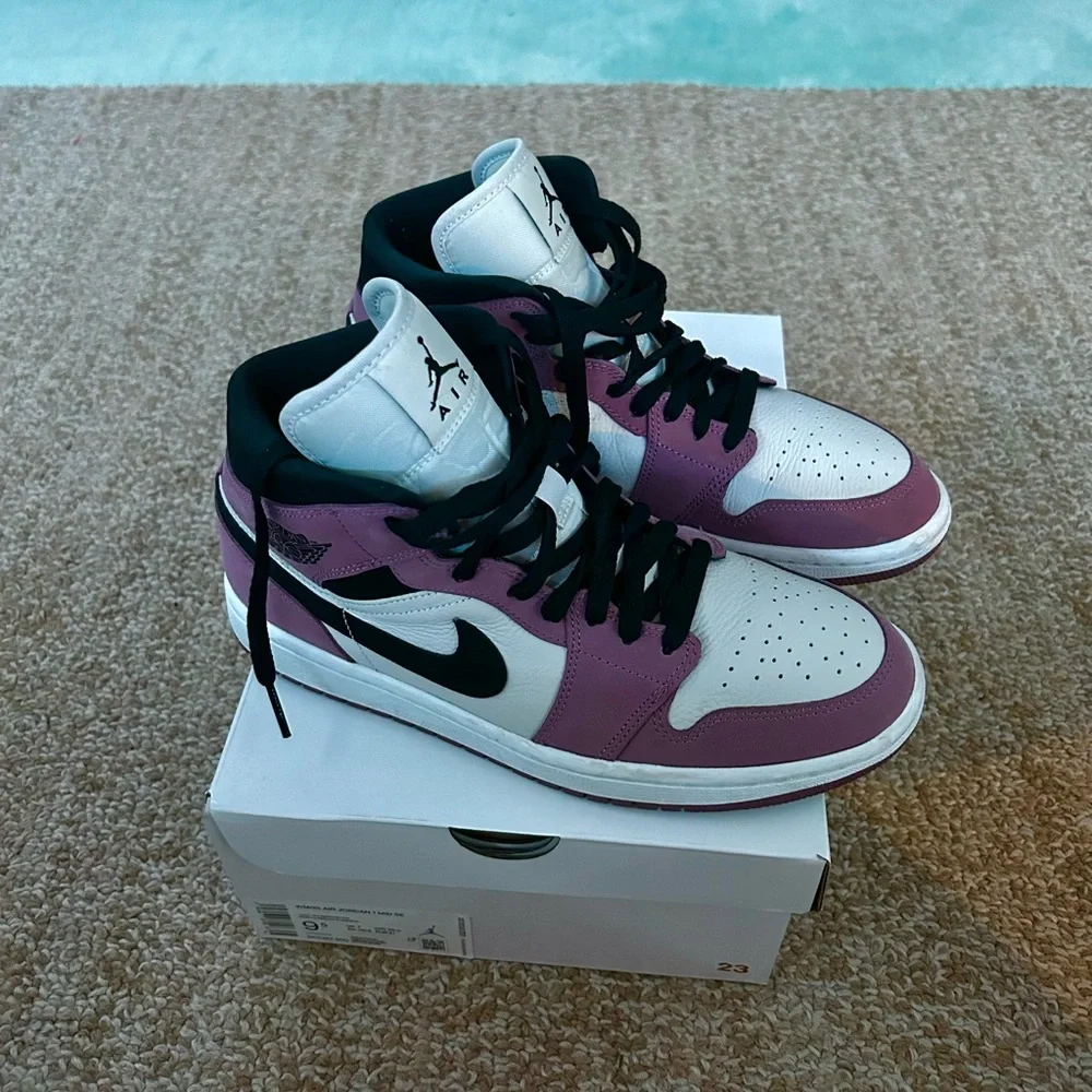 Women’s Air Jordan 1 Mid SE Light Mulberry/Black w/ Box - Picture 1 of 7